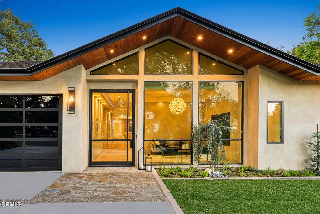 La Canada Flintridge, CA 91011,4828 Oakwood Avenue