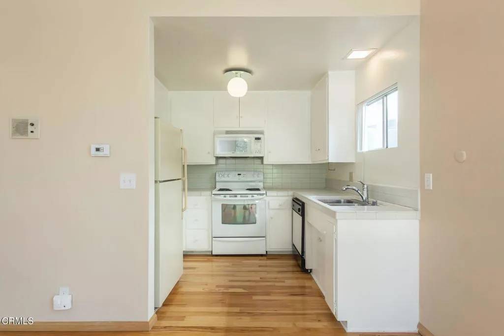 Los Angeles, CA 90068,6827 Pacific View Drive