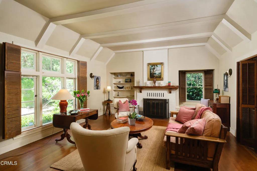 La Canada Flintridge, CA 91011,4374 Chevy Chase Drive