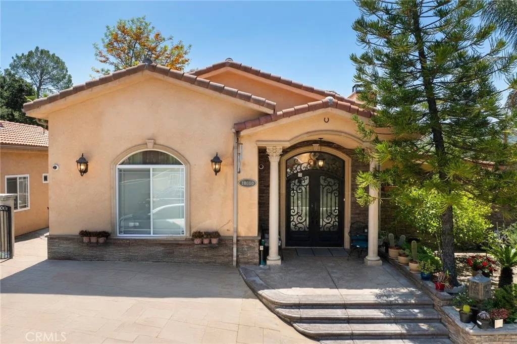 Sunland, CA 91040,10610 Oak Tree Way