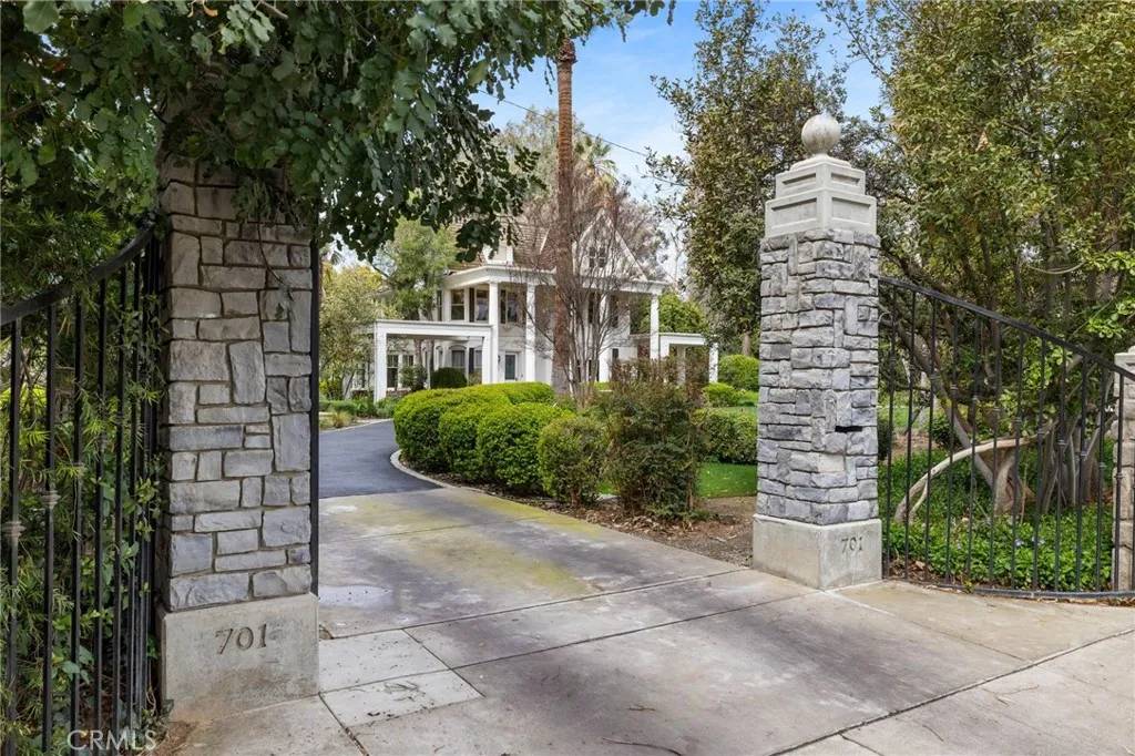 Bakersfield, CA 93304,701 Oleander Avenue