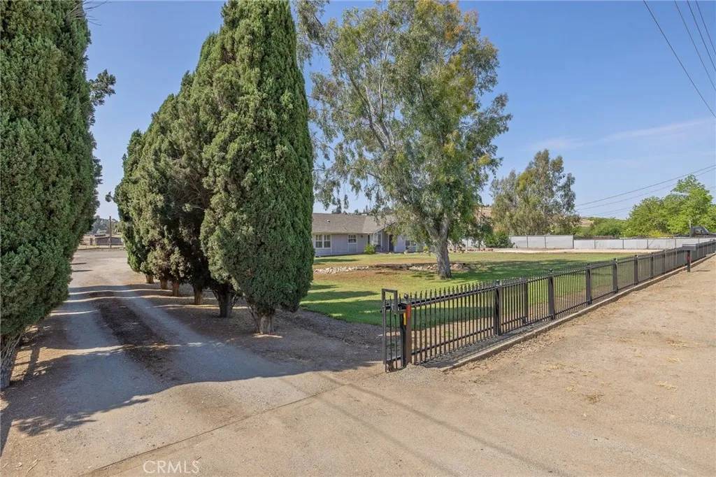 Porterville, CA 93257,141 W Reid Avenue