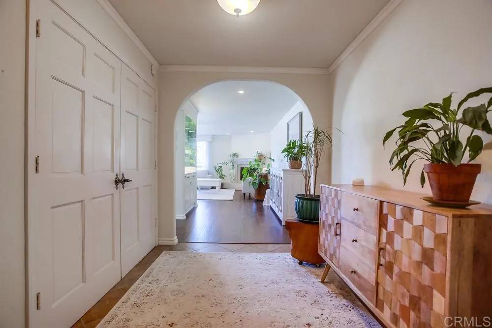 Carlsbad, CA 92009,2558 Navarra Drive #B