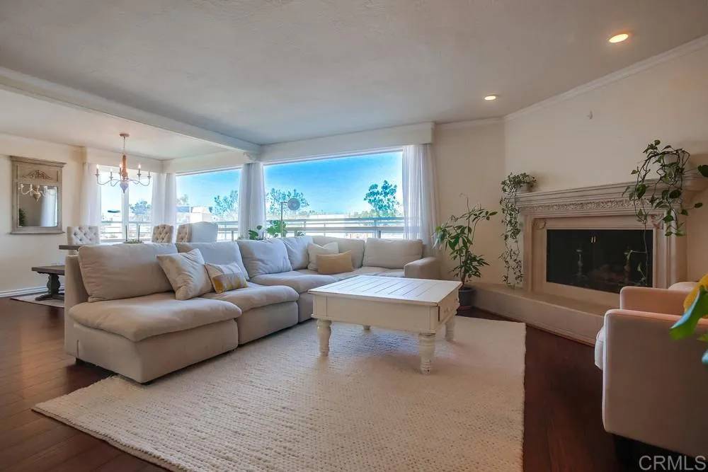 Carlsbad, CA 92009,2558 Navarra Drive #B