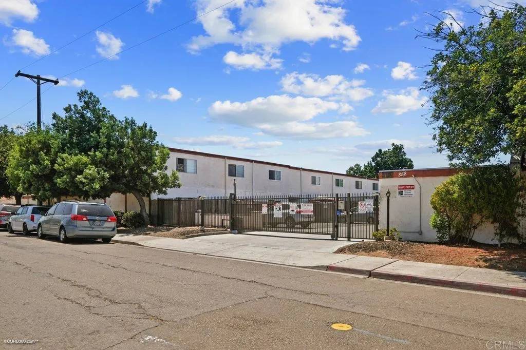 El Cajon, CA 92021,888 Cherrywood Way #14