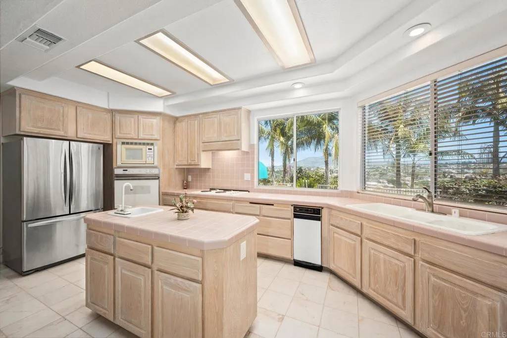 Bonita, CA 91902,1367 Corona
