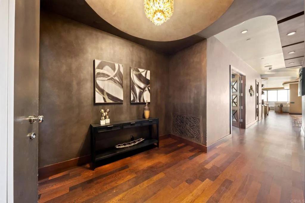 San Diego, CA 92101,700 Front Street #2501