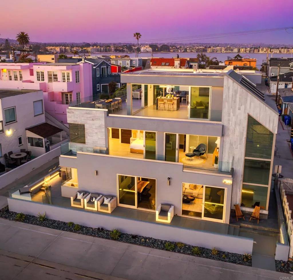 San Diego, CA 92109,3879 Ocean Front Walk