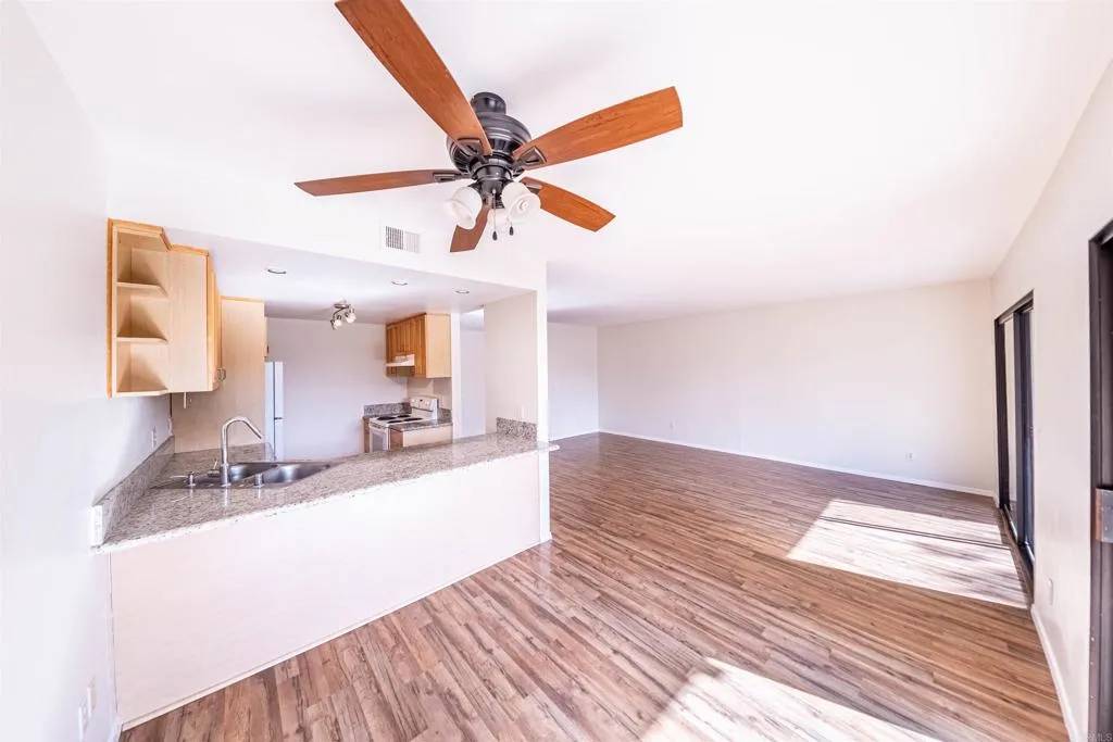 Carlsbad, CA 92009,2374 caringa #b