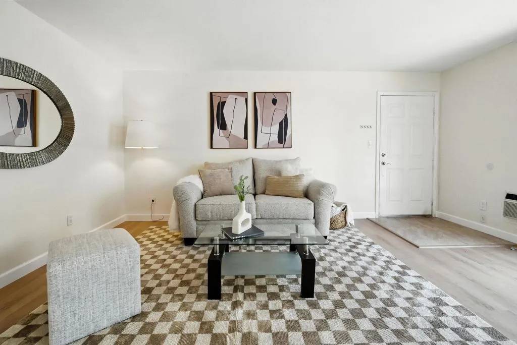 San Diego, CA 92117,6602 Beadnell Way #9