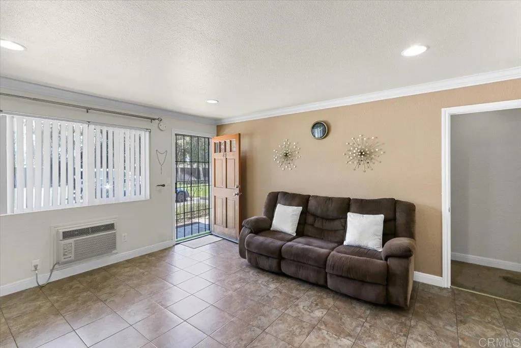 El Cajon, CA 92021,390 N 1st Street #23