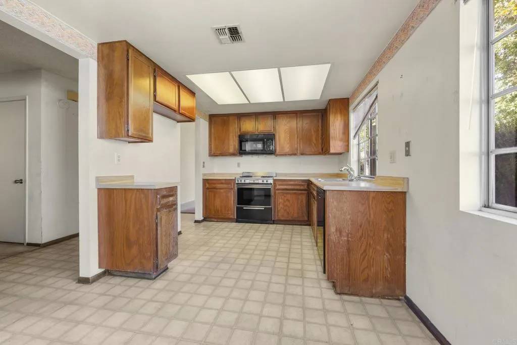 Escondido, CA 92027,2469 Turnbridge