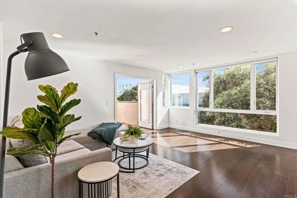 San Diego, CA 92109,924 Hornblend Street #210