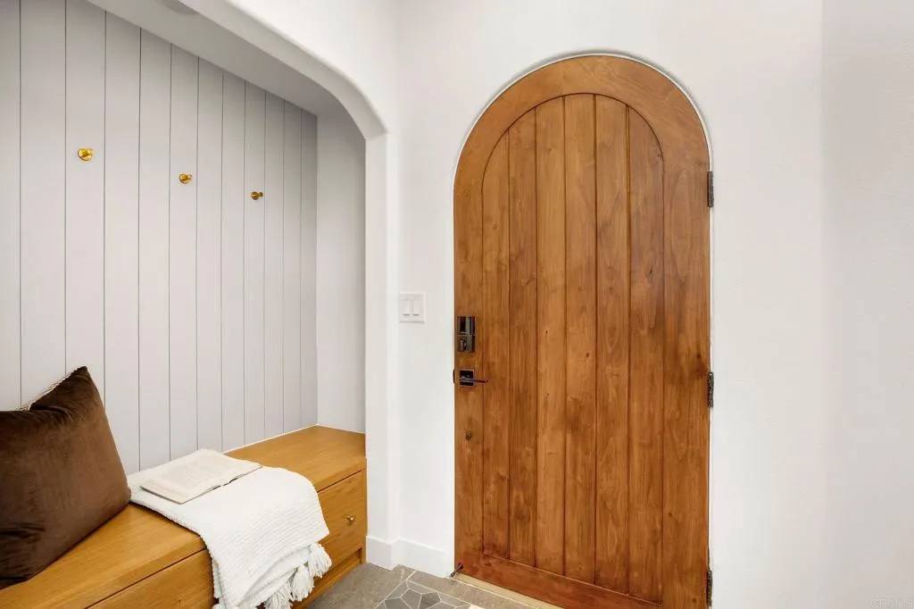 Los Angeles, CA 90008,4328 Angeles Vista Blvd