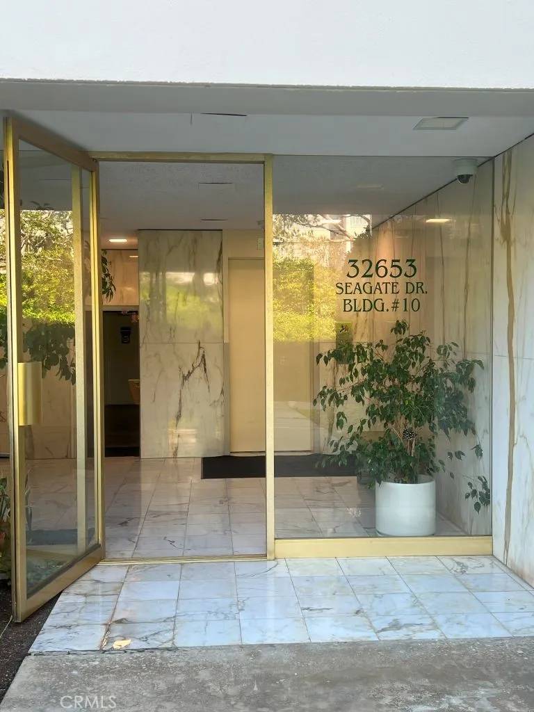 Rancho Palos Verdes, CA 90275,32653 Seagate Drive #107