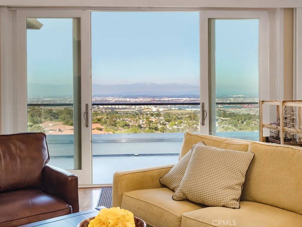 Rancho Palos Verdes, CA 90275,43 Avenida Corona