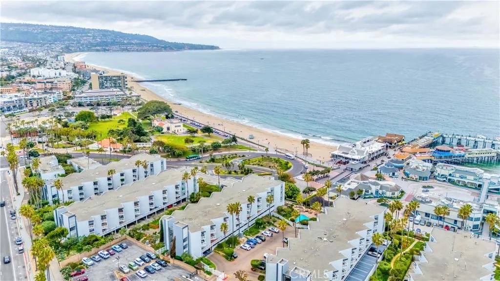 Redondo Beach, CA 90277,660 The Village #204