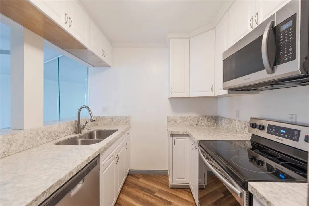 Redondo Beach, CA 90277,630 The Village #112