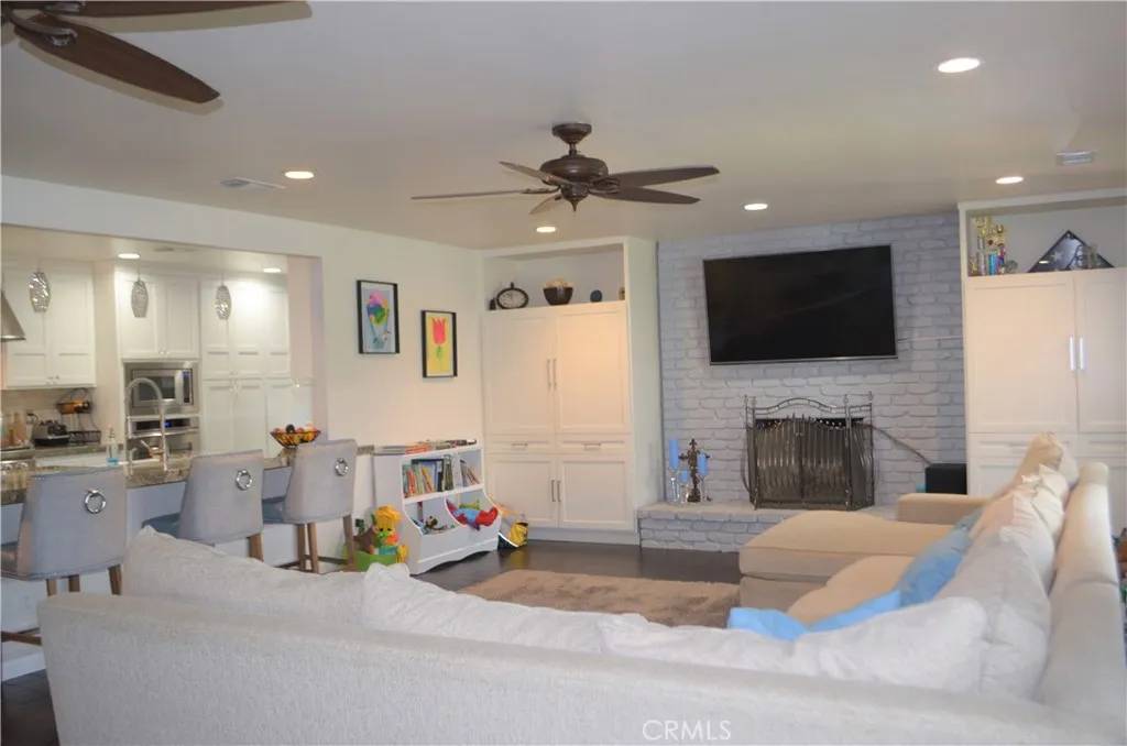Lakewood, CA 90713,4715 Coldbrook Avenue