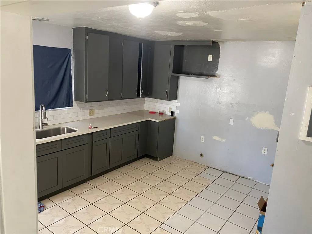 South Gate, CA 90280,10419 Garfield Avenue