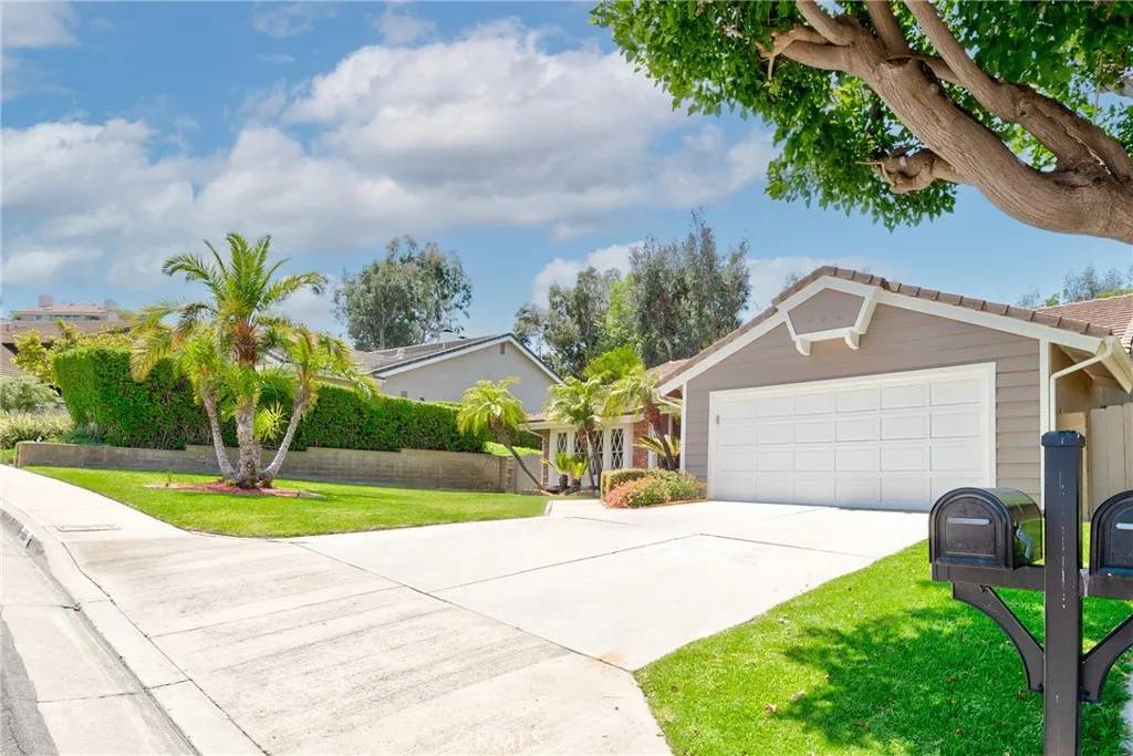 Anaheim Hills, CA 92807,555 S Avenida Faro