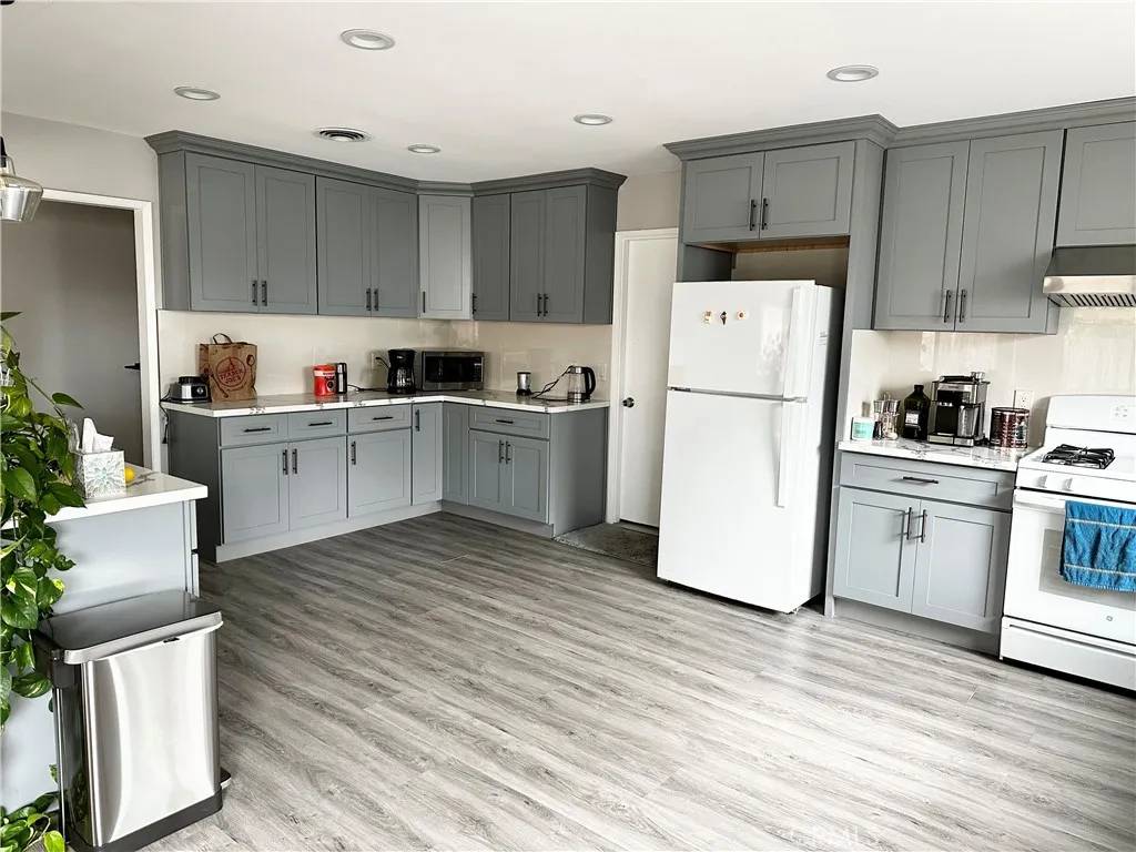 Tustin, CA 92780,15661 California Street