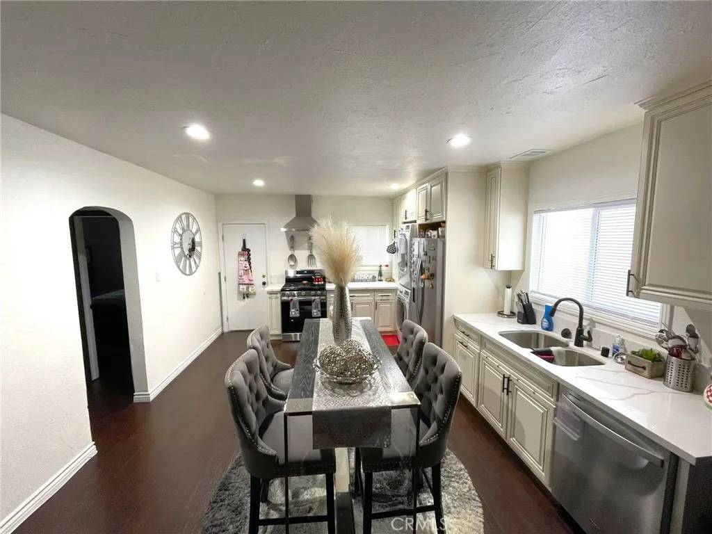Long Beach, CA 90805,1061 E South Street