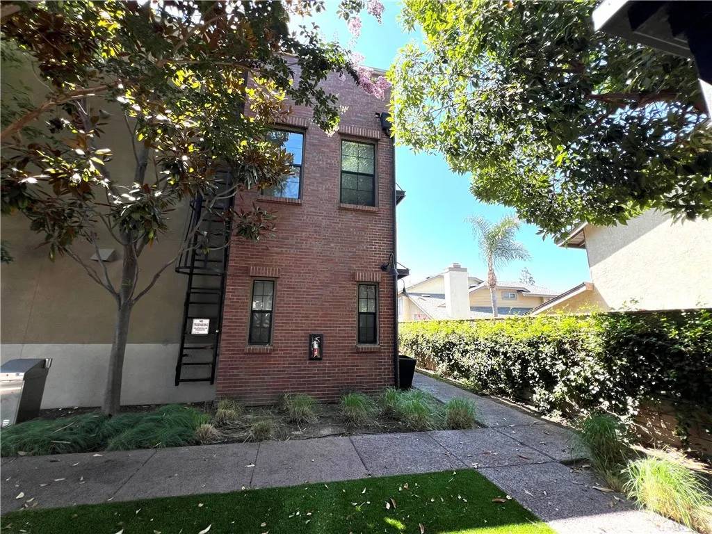Orange, CA 92868,561 W Maple Avenue