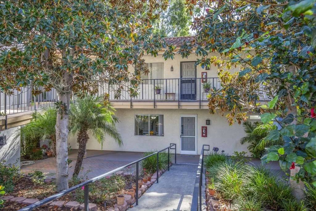 Laguna Woods, CA 92637,5533 Via La Mesa #B