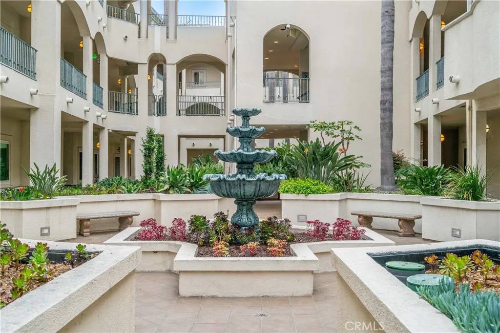 Los Angeles, CA 90034,3645 Cardiff Avenue #211