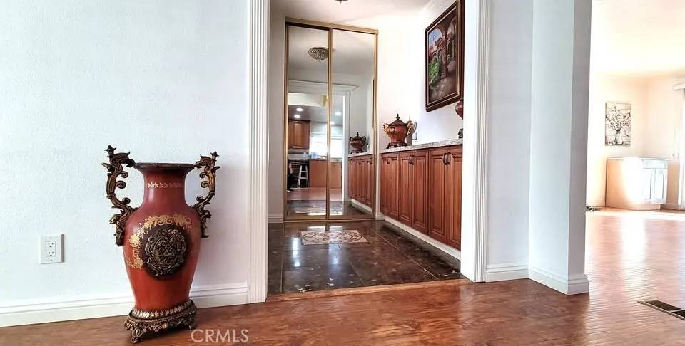 Anaheim, CA 92801,1919 W coronet #89