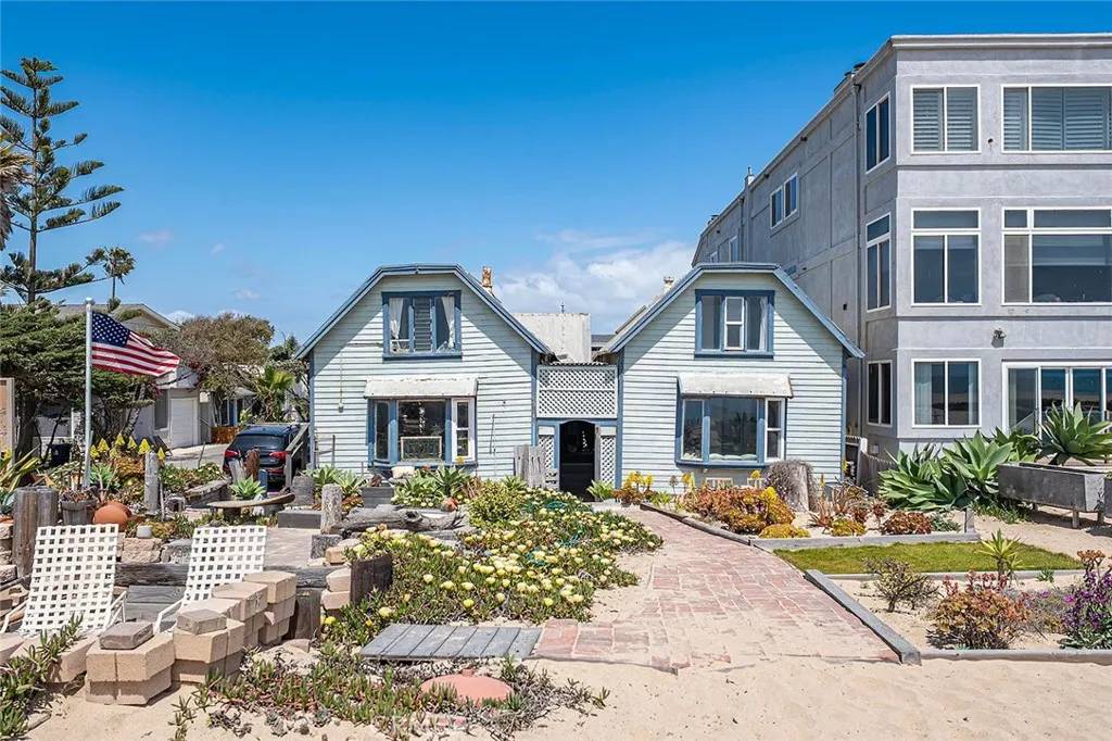 Sunset Beach, CA 90742,16733 S Pacific Avenue
