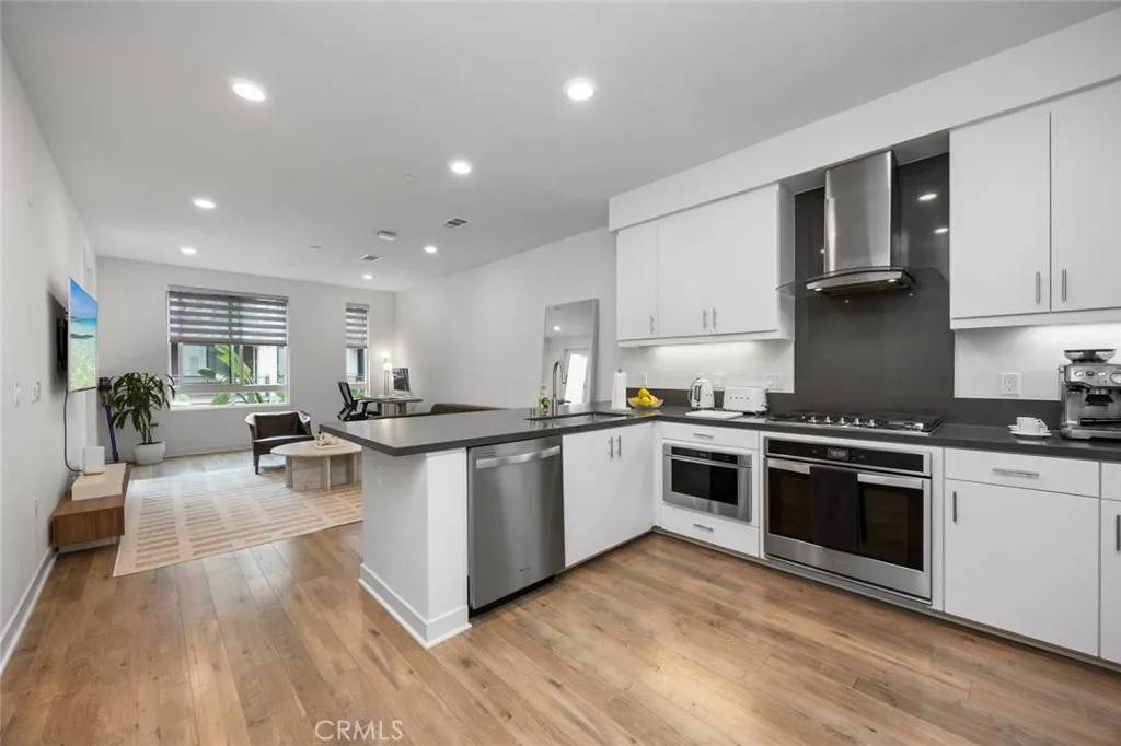 Irvine, CA 92612,2424 Nolita