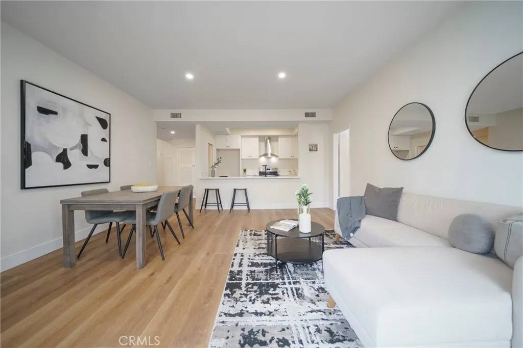 Los Angeles, CA 90048,104 S Hayworth Avenue #204
