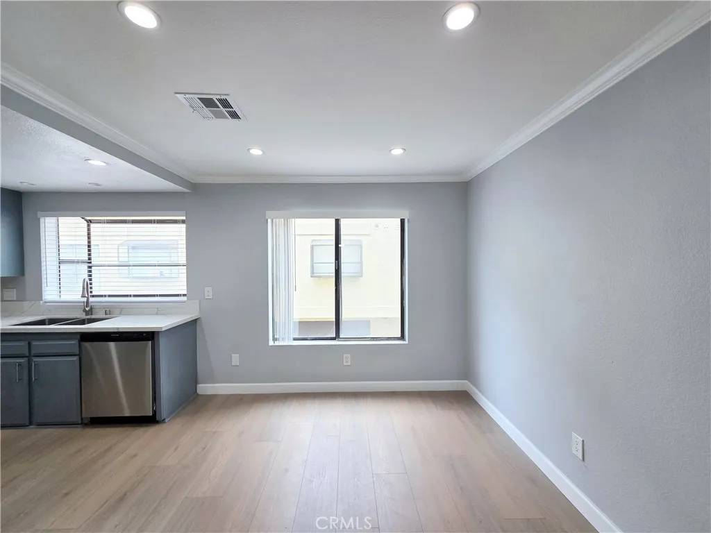 Lakewood, CA 90715,11764 206th Street #22