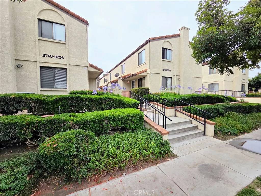 Lakewood, CA 90715,11764 206th Street #22