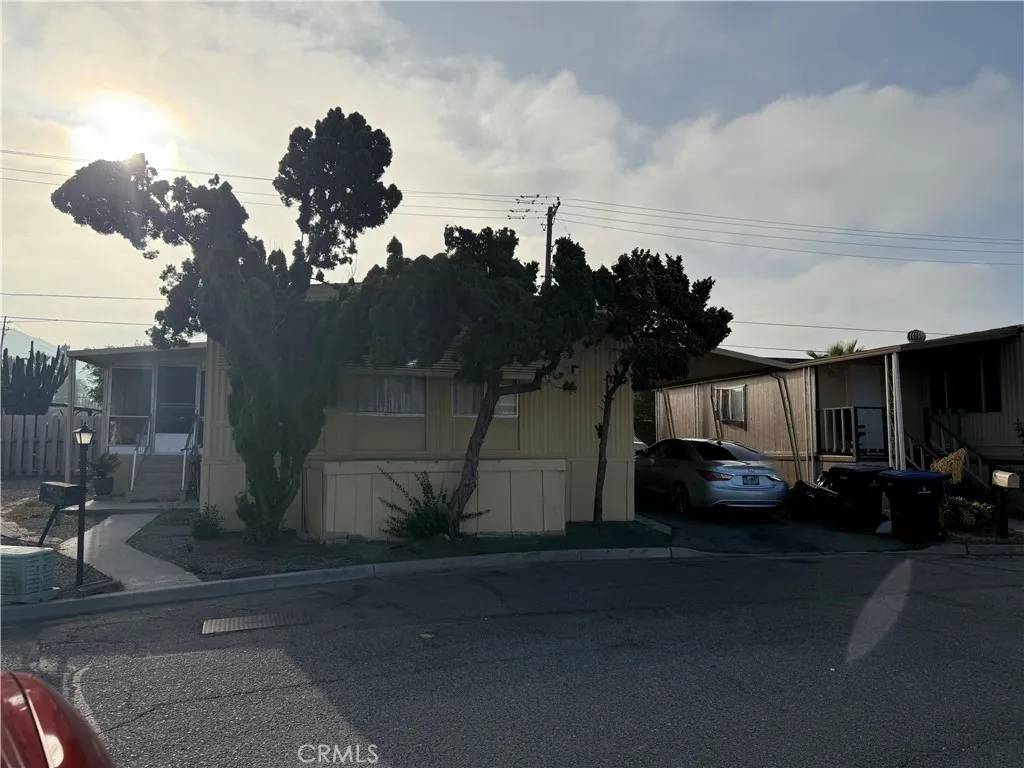 Riverside, CA 92507,36 Roud Table #36