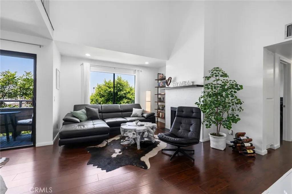 Long Beach, CA 90802,1237 E 6th Street #306