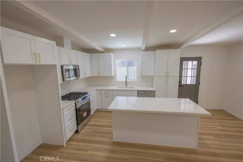 Santa Ana, CA 92703,2122 W 10th Street