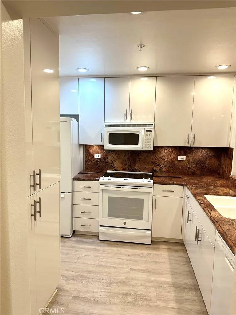 Irvine, CA 92612,2243 Martin #117