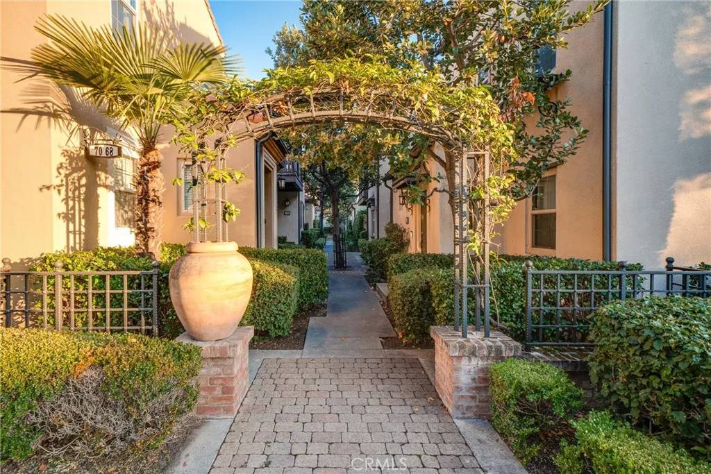 Irvine, CA 92618,70 Latitude