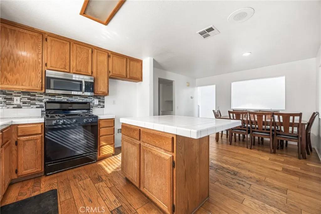 Hesperia, CA 92344,8541 Dove Creek