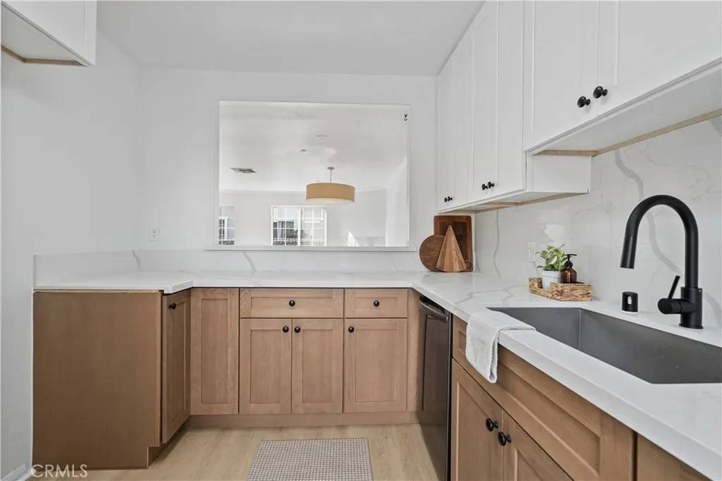 Van Nuys, CA 91406,15920 Sherman Way #8