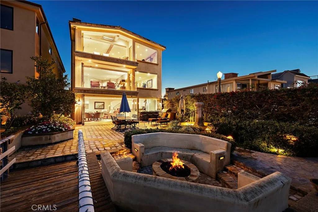 Newport Beach, CA 92661,900 E Balboa Blvd