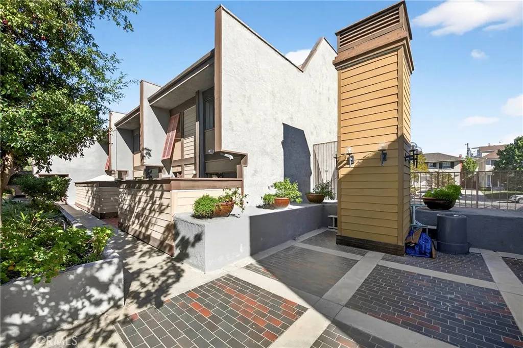 Los Angeles, CA 90020,421 S Van Ness #6