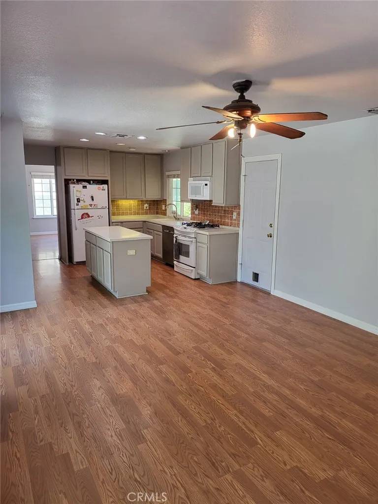 Simi Valley, CA 93063,2187 GUERNE Avenue