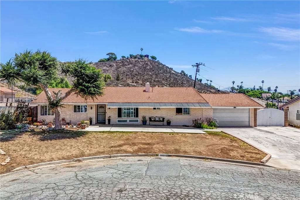 Jurupa Valley, CA 92509,5622 Sharon Way