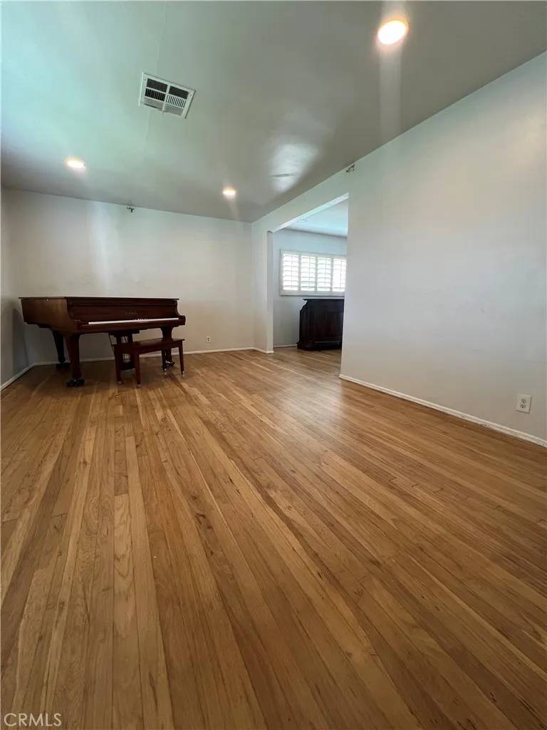 Los Angeles, CA 90044,11821 Menlo