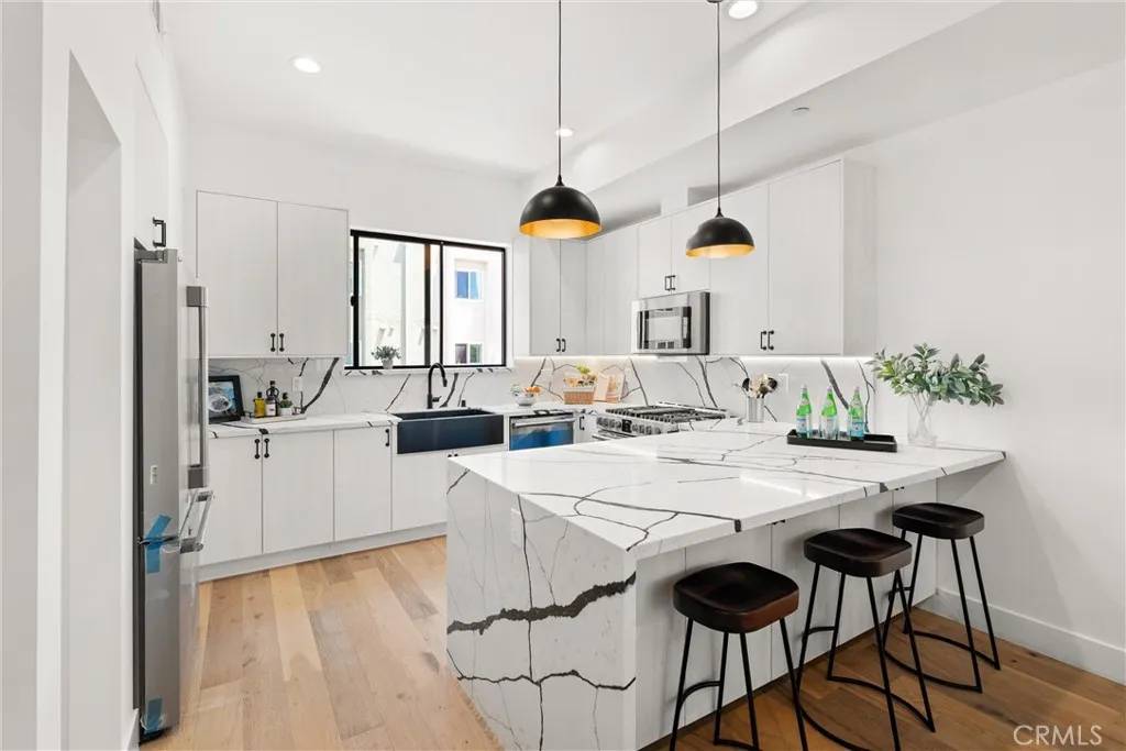 North Hollywood, CA 91606,6510 N Contour Lane