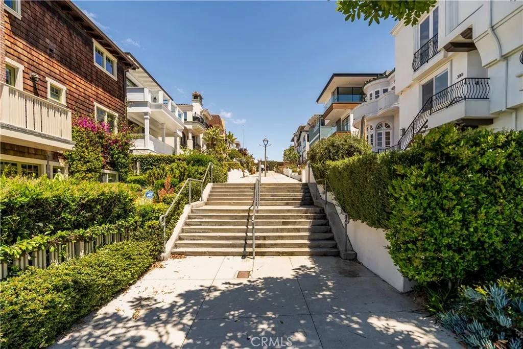 Manhattan Beach, CA 90266,300 19TH Street